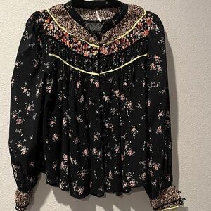 Free People Black and Cream Floral Blouse, Long sleeve, button front
Sz XS